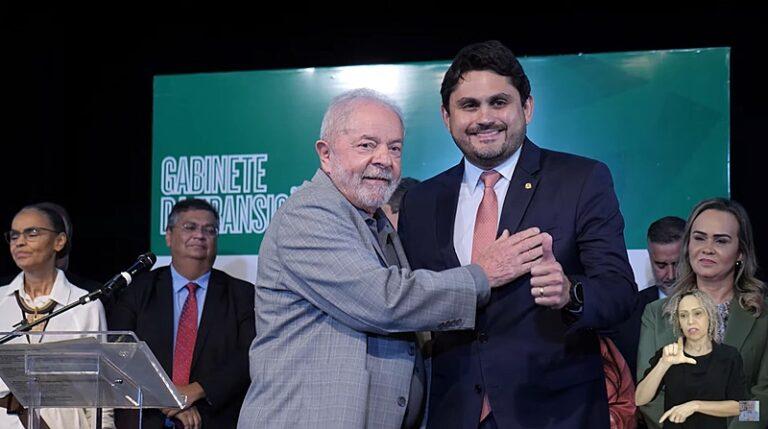 Ministro das Comunicações contratou condenada por fraude