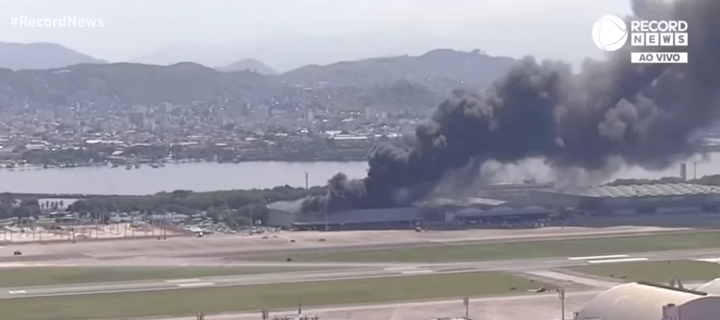 No Rio, incêndio atinge área de cargas em terminal de aeroporto