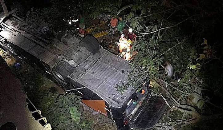 Ônibus com time de futebol cai de ponte e deixa 4 mortos e ao menos 28 feridos na BR-116