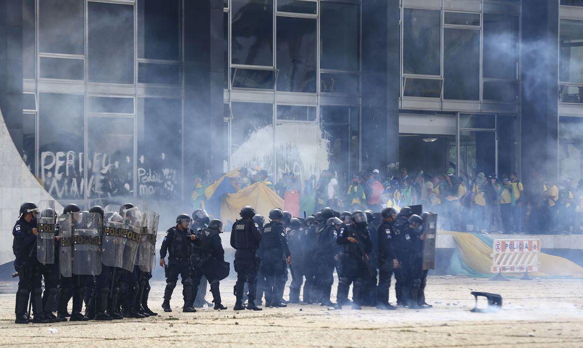 Políticos se posicionam sobre protesto em Brasília