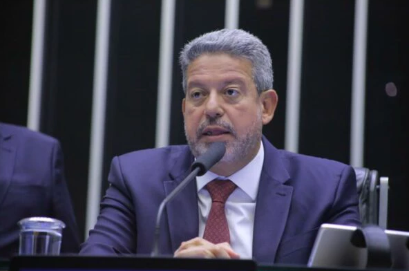 Por reeleição, Lira gasta R$ 70 milhões em pacote de bondades