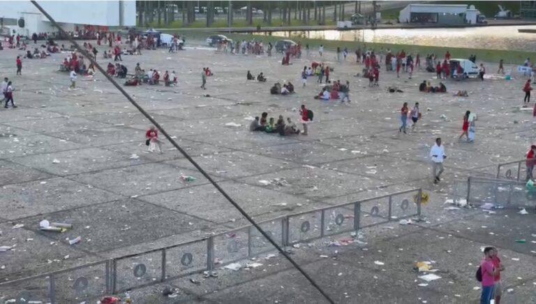 Praça dos Três Poderes vira lixão a céu aberto