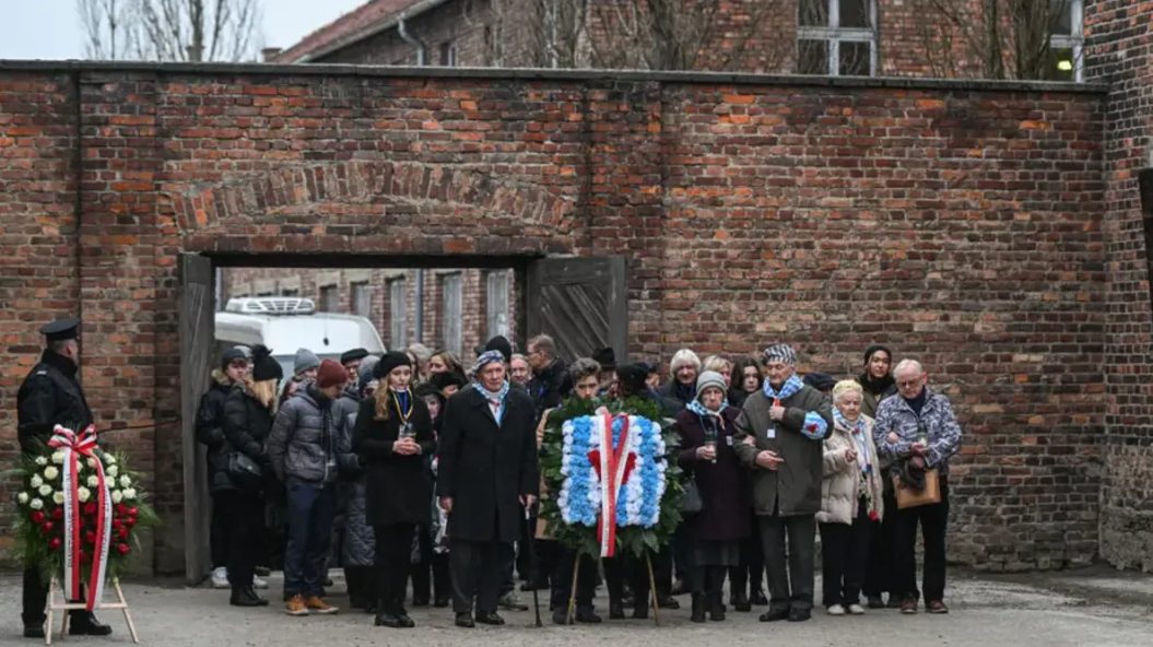 Sobreviventes do holocausto se reúnem em dia de memória
