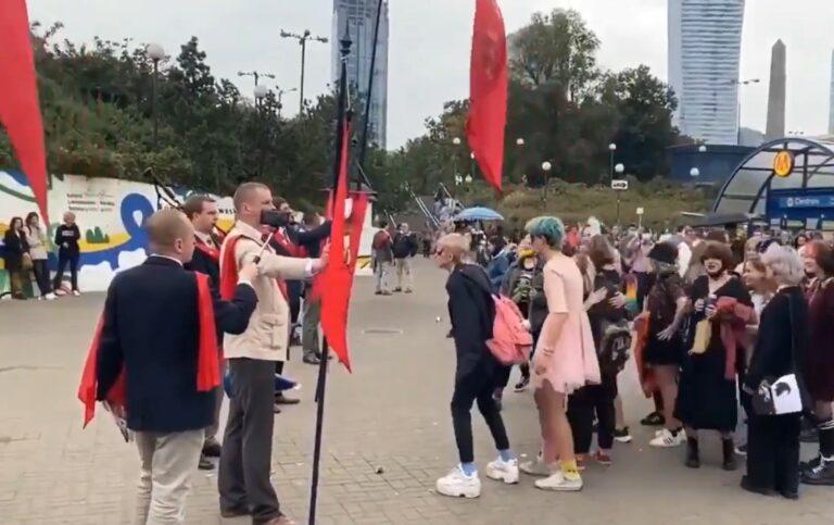 Vídeo de jovens ‘latindo’ durante manifestação viraliza; entenda