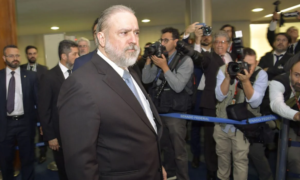 Aras se manifesta a favor de retirar “mãe” e “pai” de documentos