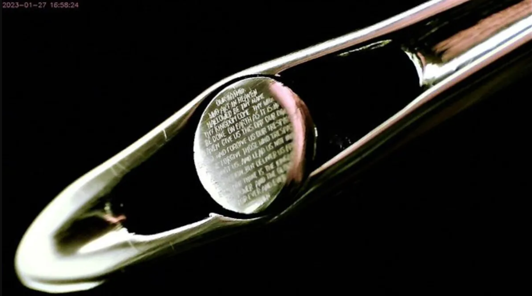 Artista grava oração do Pai Nosso em buraco de uma agulha