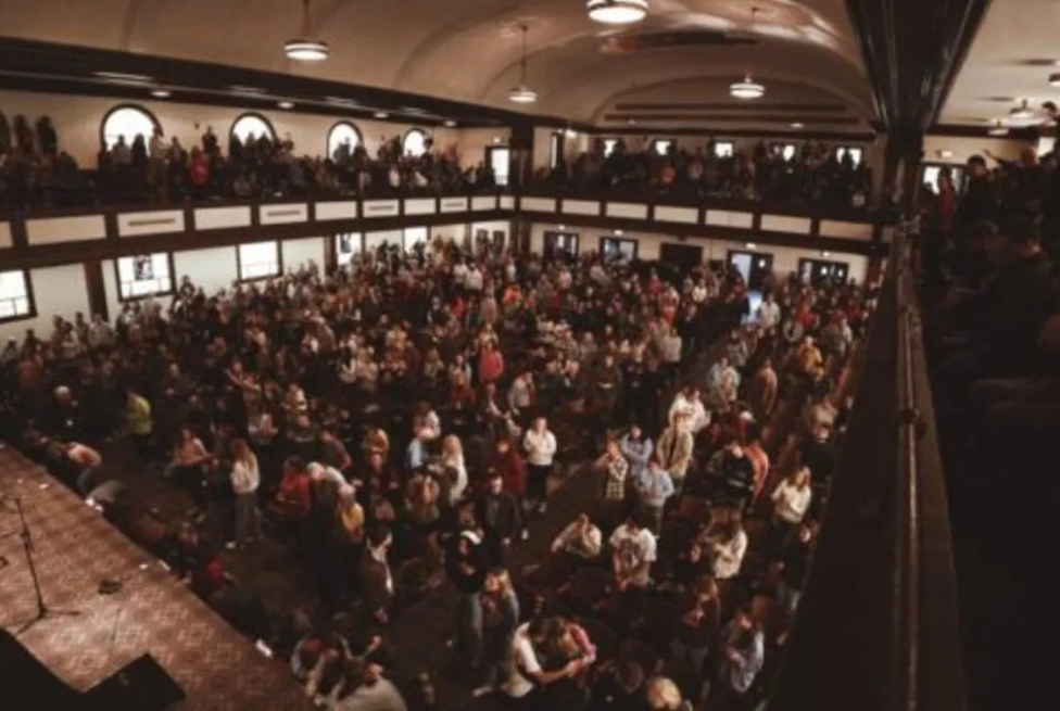 Asbury: Multidão louva a Deus em português: “Quero conhecer Jesus”