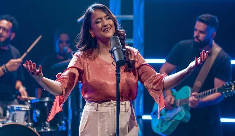 Bruna Martins canta “Deus do meu Louvor” em seu primeiro lançamento de 2023