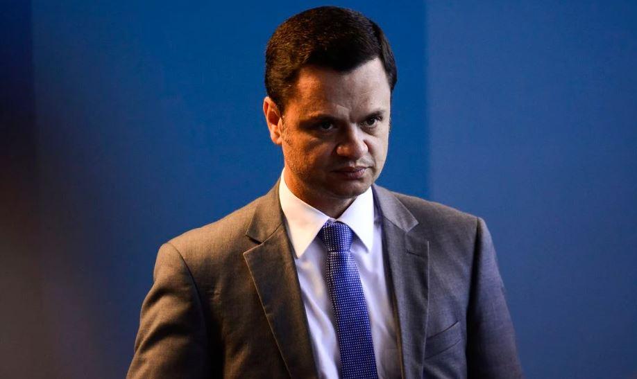Celular de Anderson Torres não tinha nada para incriminá-lo, mas ele continua preso