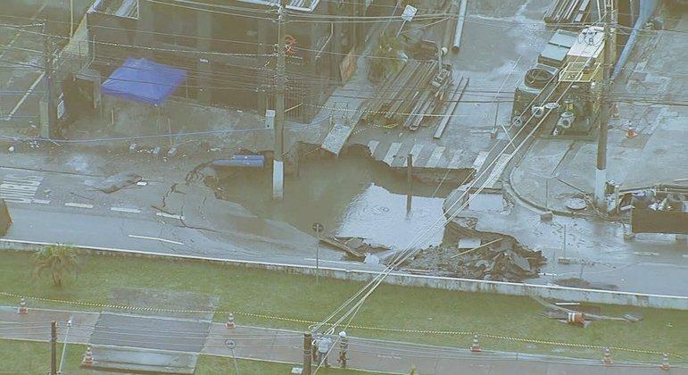 Cratera gigante se abre em avenida da zona oeste de SP após obras