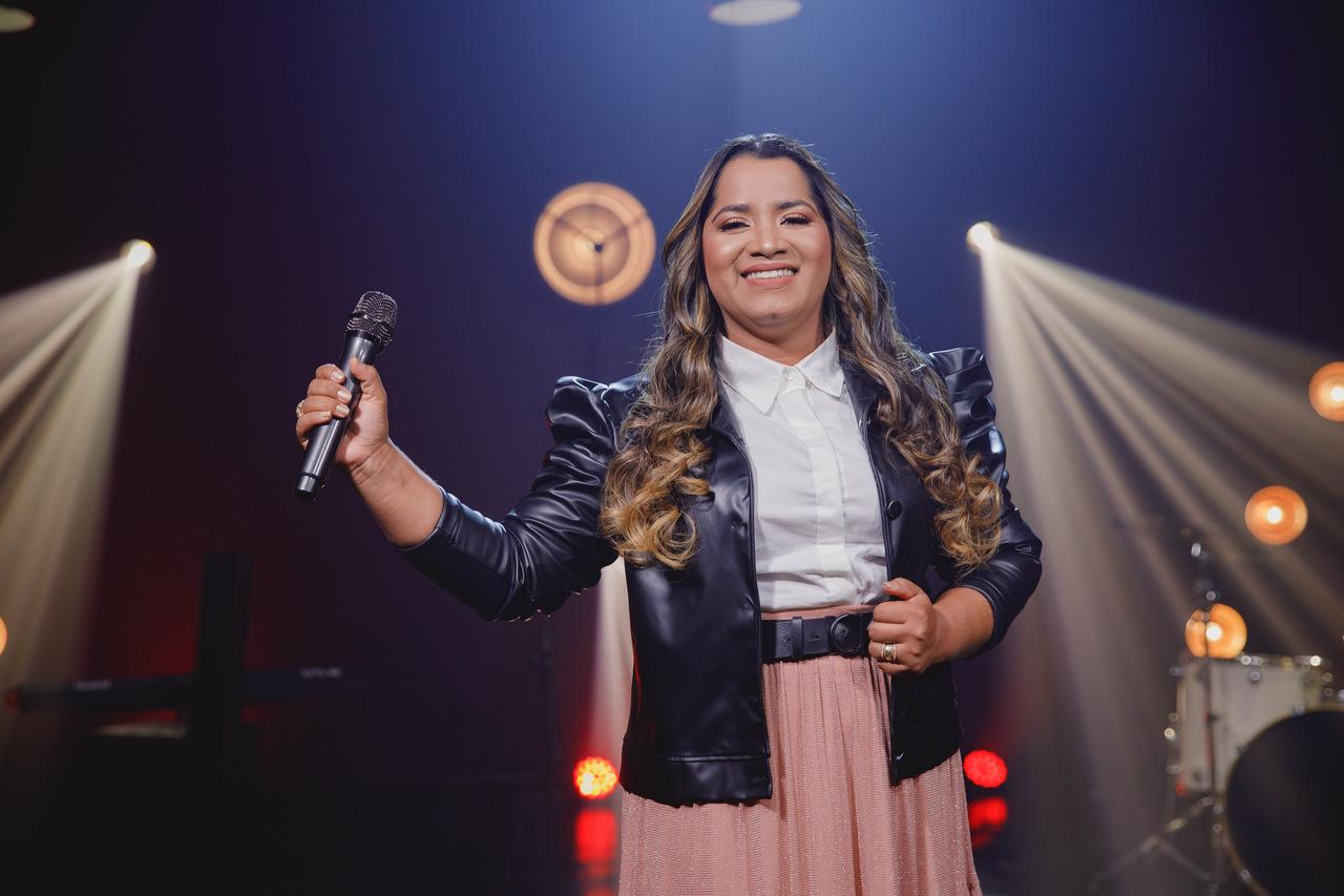 Danielle Lobato lança o single “Ele Vem” e alerta a Igreja sobre a volta de Jesus