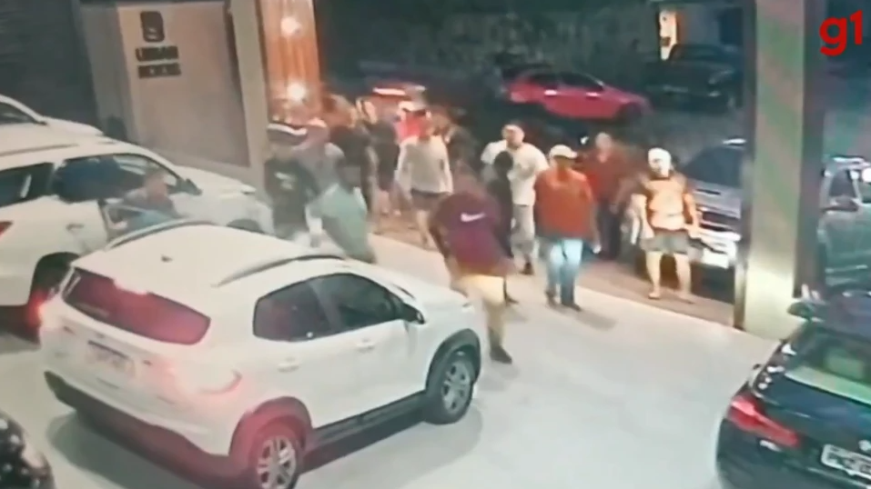 Em Fortaleza, grupo invade concessionária e rouba 13 carros