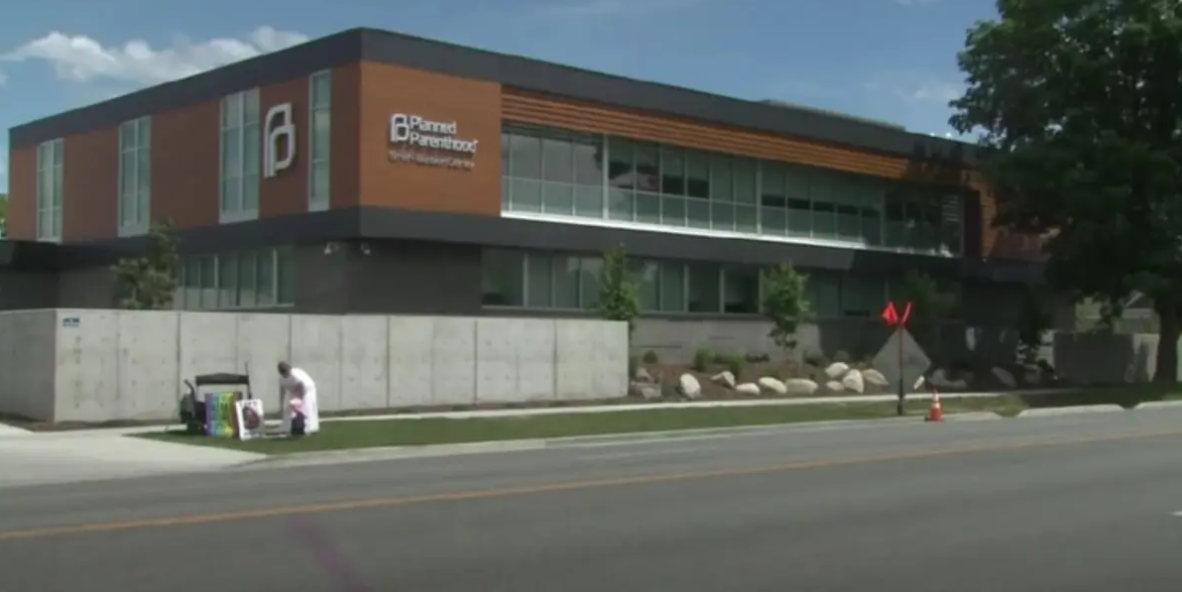 Igreja terá que pagar US$ 960 mil por culto perto de clínica de aborto