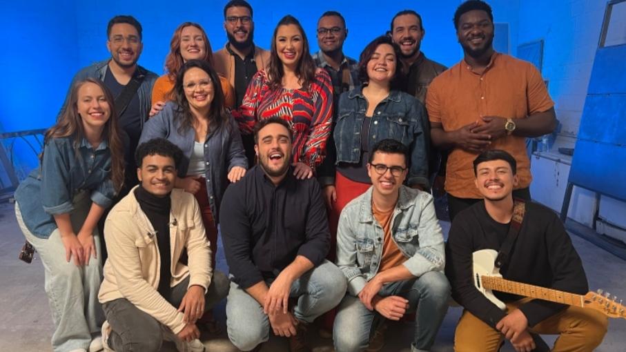 Joyce Carnassale lança “Tu Tens o Melhor”, em parceria com o grupo Vocal Livre