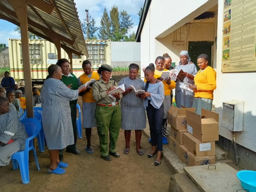 Missão distribui Bíblias para mulheres que estão em prisão no Quênia