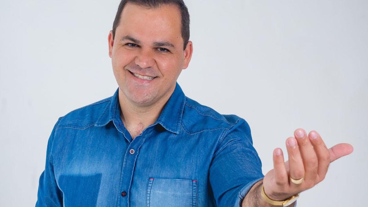 O cantor Pedro Barcelos participa do evento “Pescadores”, em Cariacica (ES)