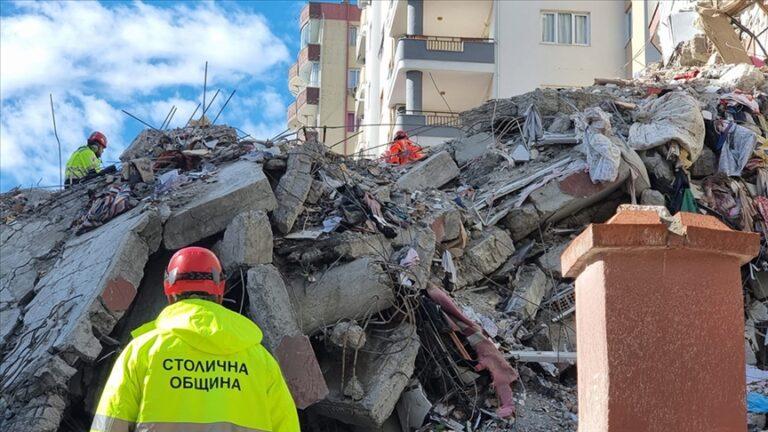Sobe para 22 mil o número de mortos em regiões atingidas por terremoto