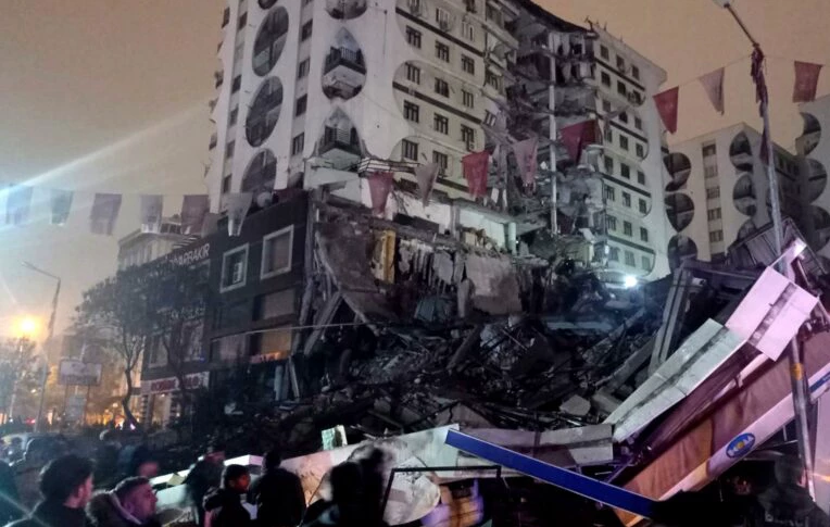 Terremoto na Turquia e na Síria deixa mais de 1,6 mil mortos