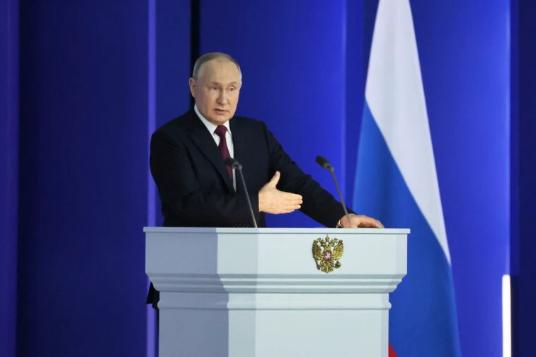 Vladimir Putin acusa Ocidente de fazer a pedofilia virar ‘norma’