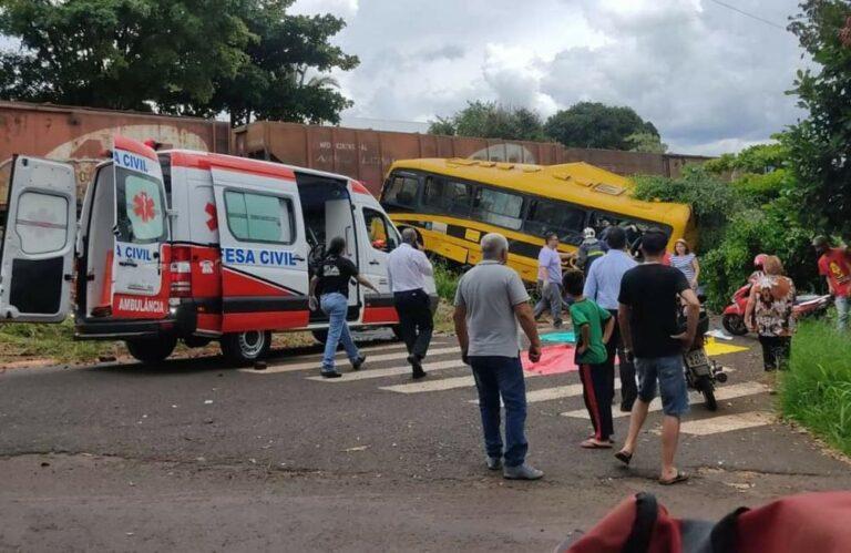 Acidente entre trem e ônibus mata alunos da Apae em cidade paranaense