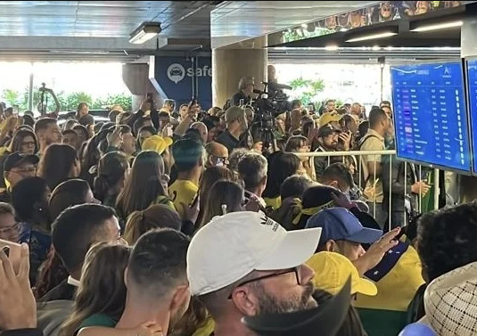 Apoiadores de Bolsonaro lotam saguão de aeroporto em Brasília