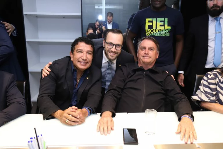 Após recusa de Lula, empresas oferecem blindados a Bolsonaro