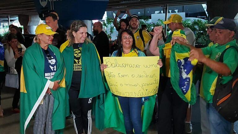 Bolsonaro chega ao Brasil