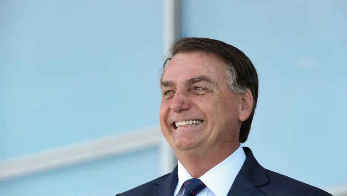 Bolsonaro é aplaudido em restaurante brasileiro nos EUA