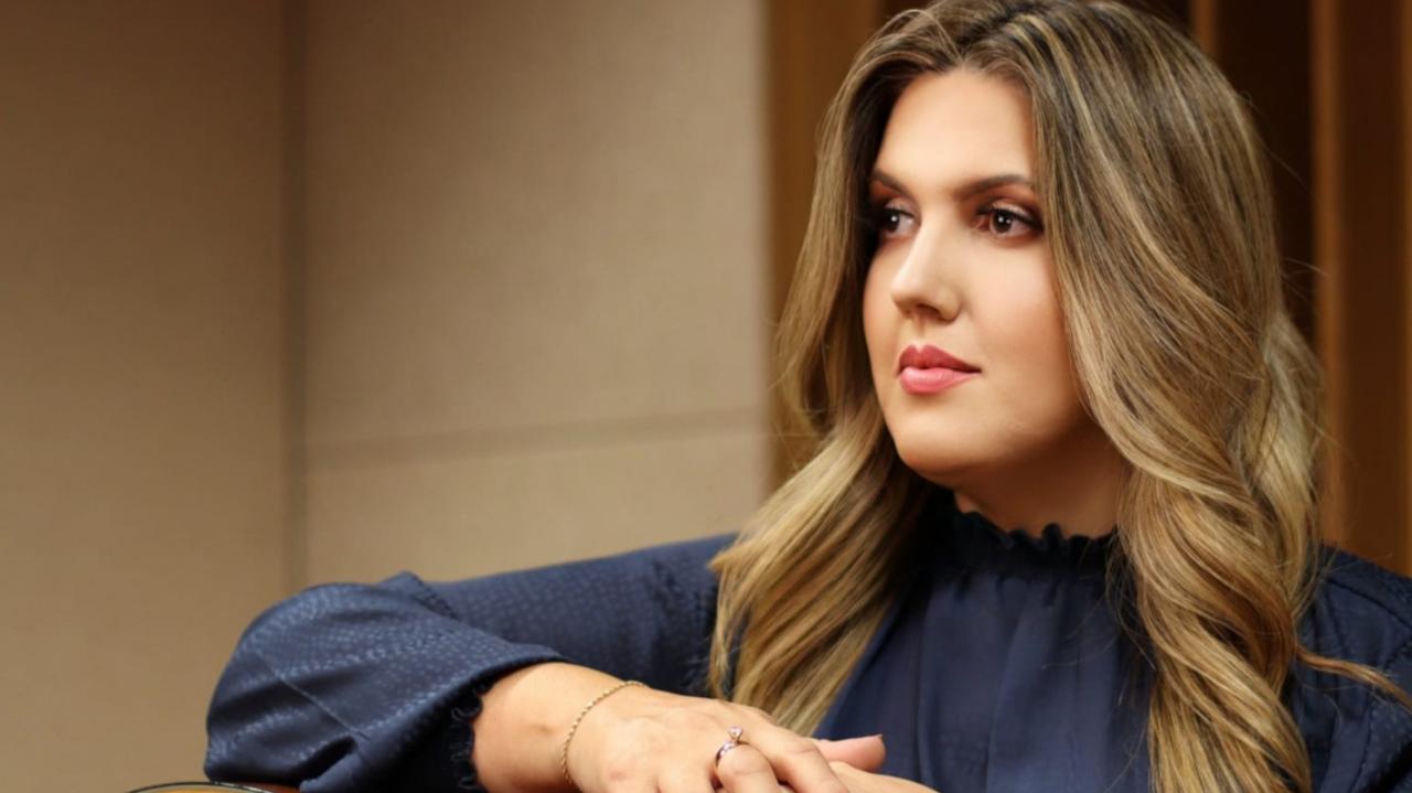 Carina Noronha aposta no sertanejo universitário e canta “Desafio Novo”
