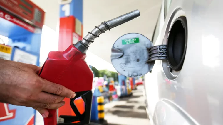 Com imposto de Lula, preço médio da gasolina sobe mais 3%