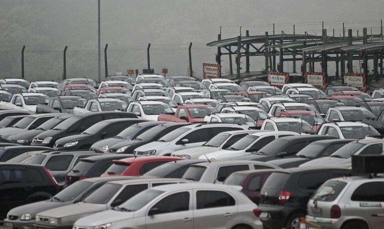 Com queda nas vendas, 3 montadoras suspendem produção