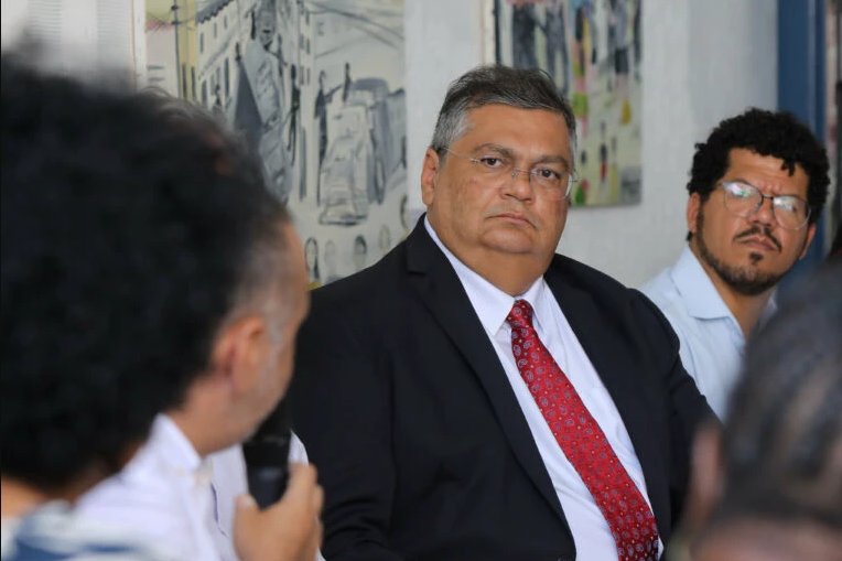 Deputados querem que Dino vá à Câmara explicar ida à favela