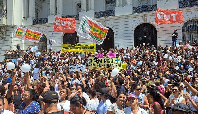 Enfermeiros fazem greve em todo o país por piso salarial
