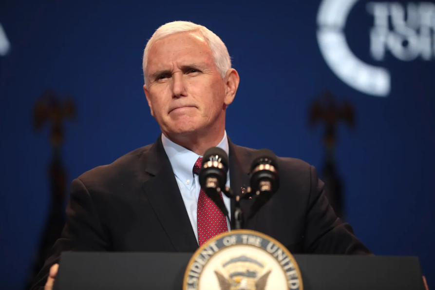 EUA: Mike Pence defende Trump e fala em ‘acusação política’
