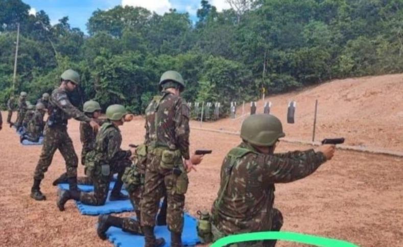 Exército Brasileiro é criticado pelo inusitado uso de tapetinhos para proteção durante treinamento