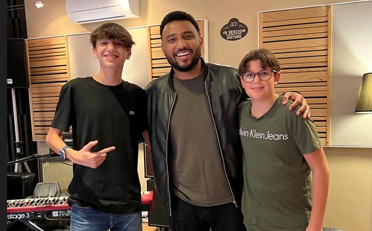 Irmãos Moses Son e Caleb Drum lançam o single “A Mesa/The Table”, com participação de Eli Soares