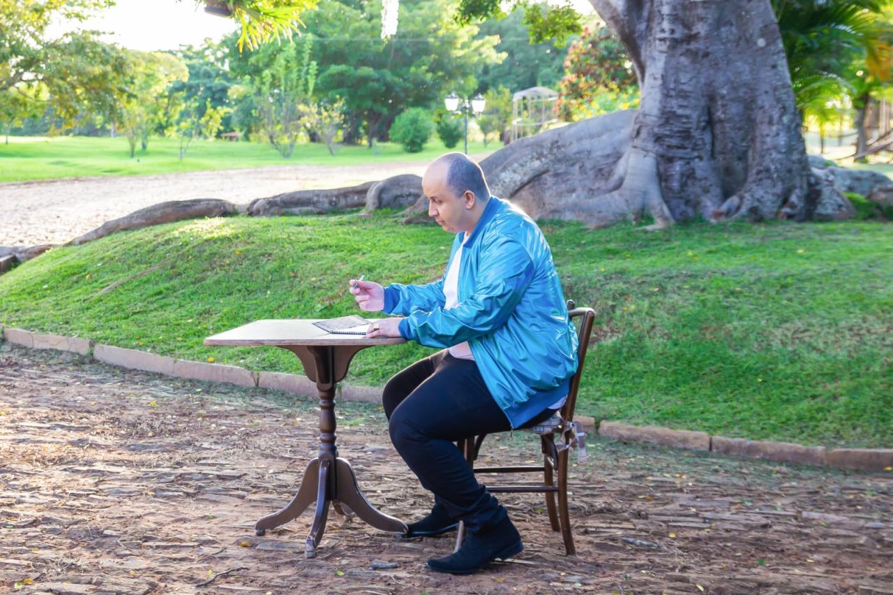 Lucas Garcias fala sobre a história de Davi em seu novo single “Tocador de Harpa”