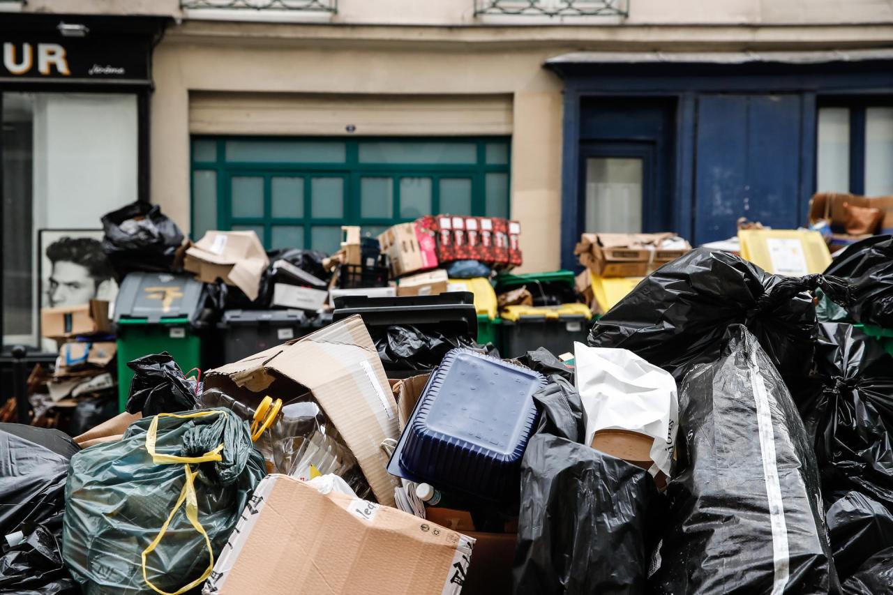 Montanhas de lixo se acumulam em Paris devido à greve