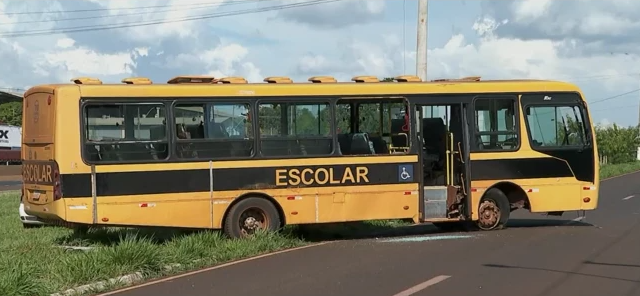 Motorista escolar morre ao volante, e aluno assume direção