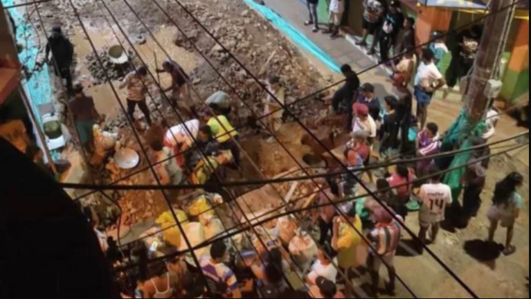 Multidão destrói rua após boatos de ouro no local