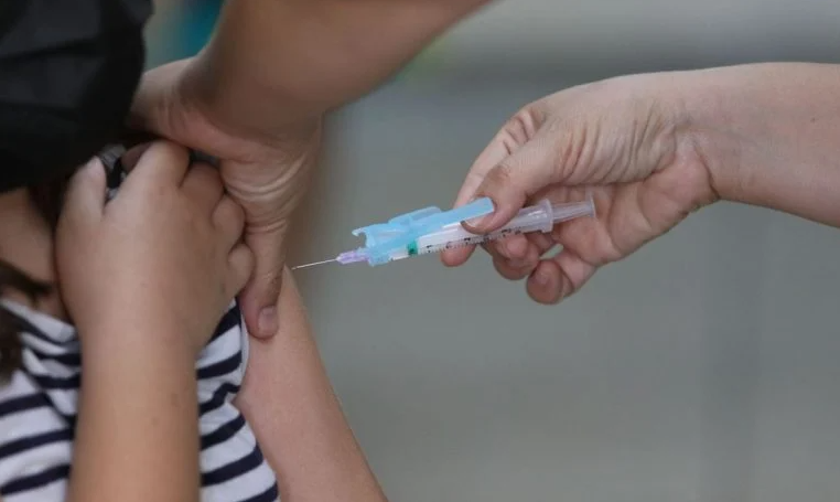 OMS muda orientação e recomenda apenas 2 doses de vacina contra a covid