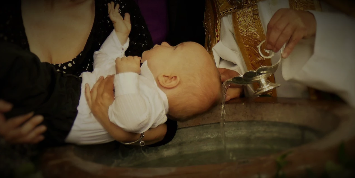 Padre batiza bebê com ácido após confundir líquido com água