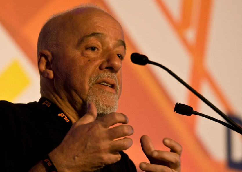 Paulo Coelho critica governo Lula: “Não devia ter me empenhado na campanha”