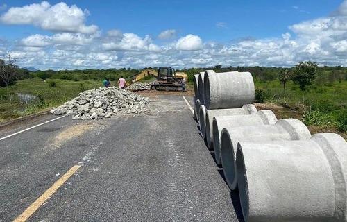 Rodovias atingidas pelas chuvas passam por reconstrução das vias e sofrem desvios