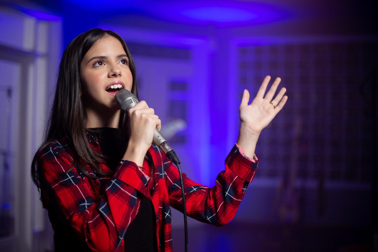 “Santo Monte” é o novo single da cantora Babi Garcia
