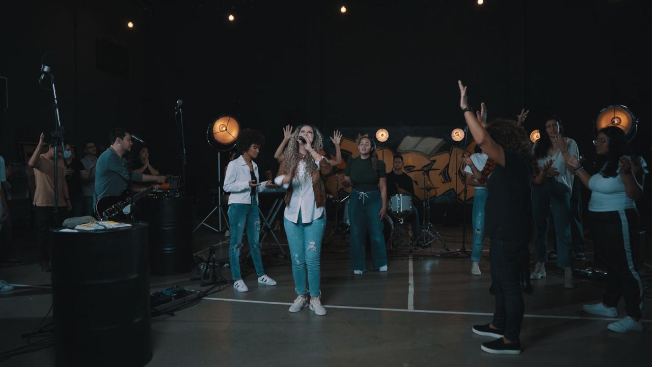 Santo Pra Sempre: Érica Oliveira interpreta em português o sucesso “Holy Forever”