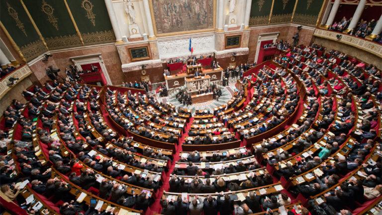 Sob protestos, França aprova reforma da Previdência