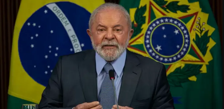 Após não entender pergunta em português, Lula enfrenta constrangimento em coletiva