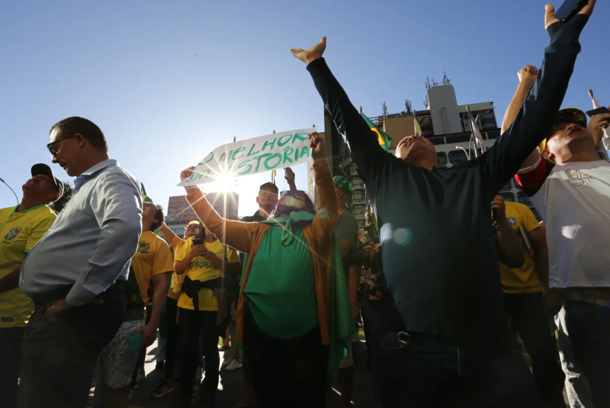 Após recepcionarem Bolsonaro em aeroporto, apoiadores recebem multas e carros são rebocados