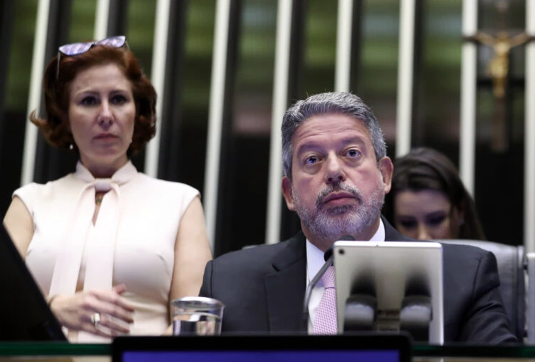 Arthur Lira lê requerimento na Câmara e cria CPI do MST